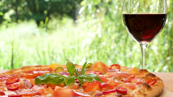 Ganz knapp, mit nur einer Stimme mehr, belegt der "Pizza Kiosk Fratelli" mit 313 Stimmen den siebten Platz. Der kleine Kiosk an der Straßenbahn-Wendeschleife in Erlenstegen überzeugt seine Fans mit der großen Auswahl an vegetarischen und veganen Variationen. Von der Salami-Pizza bis zum Dinkelteig mit veganem Käse, wird hier versucht, jedem gerecht zu werden.