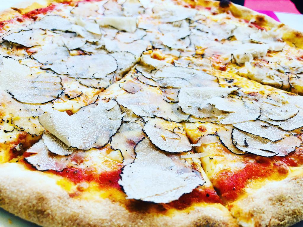 Platz sechs geht mit 344 Stimmen an La Cultura in der Gebersdorfer Str. 102. Die Karte bietet alle Klassiker der Teigspeise, die das Herz von Pizza-Liebhabern begehrt. Besucher erwartet einen mediterranes Ambiente in schickem Stil.