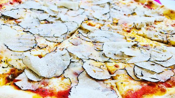 Platz sechs geht mit 344 Stimmen an La Cultura in der Gebersdorfer Str. 102. Die Karte bietet alle Klassiker der Teigspeise, die das Herz von Pizza-Liebhabern begehrt. Besucher erwartet einen mediterranes Ambiente in schickem Stil.