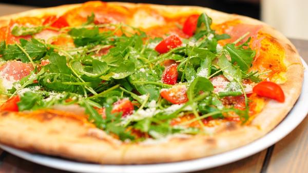 Nürnberg hat eine unglaubliche Auswahl an Pizzerien. Wir haben uns daher gefragt, wo es denn eigentlich die beste Pizza in Nürnberg gibt? Vorab haben wir unsere Leser nach ihren Favoriten befragt. Unter den letzten Zehn haben Sie nun abgestimmt und der Sieger steht fest. Immerhin unter den letzten zehn Plätzen. Vielleicht auch nur deshalb, weil die Pizzeria La Grappa auf größere Werbung verzichtet und es vor allem durch Mundpropaganda zu einem kleinen Nürnberger Geheimtipp geschafft hat. Die Pizza aus dem Holzofen hat La Grappa 146 Stimmen beschert.