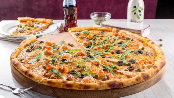 Mit 394 Userstimmen hat es die Pizzeria Americana mit auf das Treppchen unseres Votings geschafft. Mit fünf Filialen über ganz Nürnberg verteilt ist sie omnipräsent in der Frankenmetropole. Egal ob in Fischbach, Moorenbrunn am Rewe-Markt, in der Trierer Straße, dem Hiroshimaplatz oder auch in der Erlenstraße/Ecke Platenstraße. Wen es auf eine saftige Pizza nach amerikanischer Art für zwischendurch gelüstet, der ist bei einem der Kioske goldrichtig.