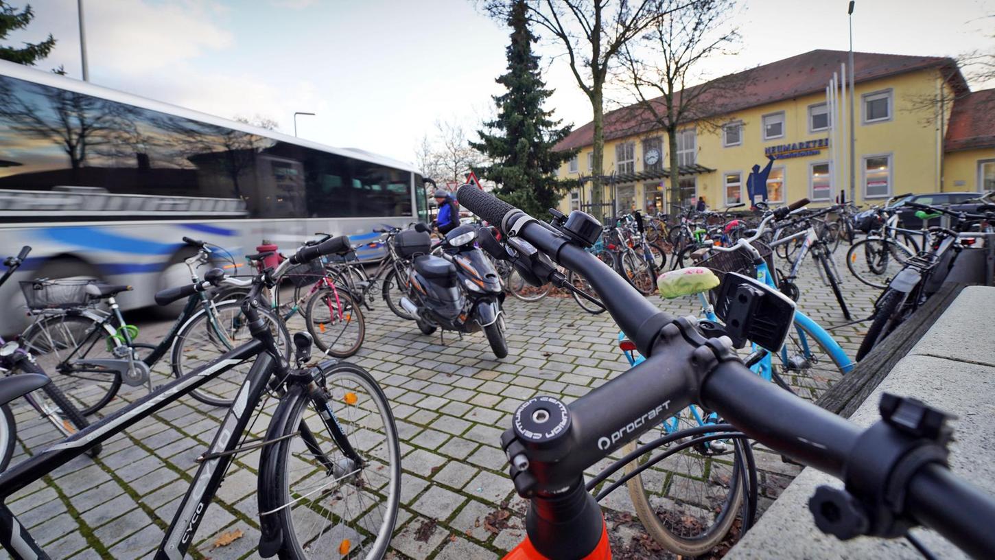Wohin mit den Fahrrädern am Neumarkter Bahnhof?