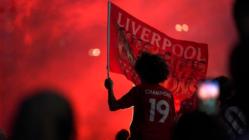 Viel Pyro, wenig Abstand: So ausgelassen feiert Liverpool die 19. Meisterschaft