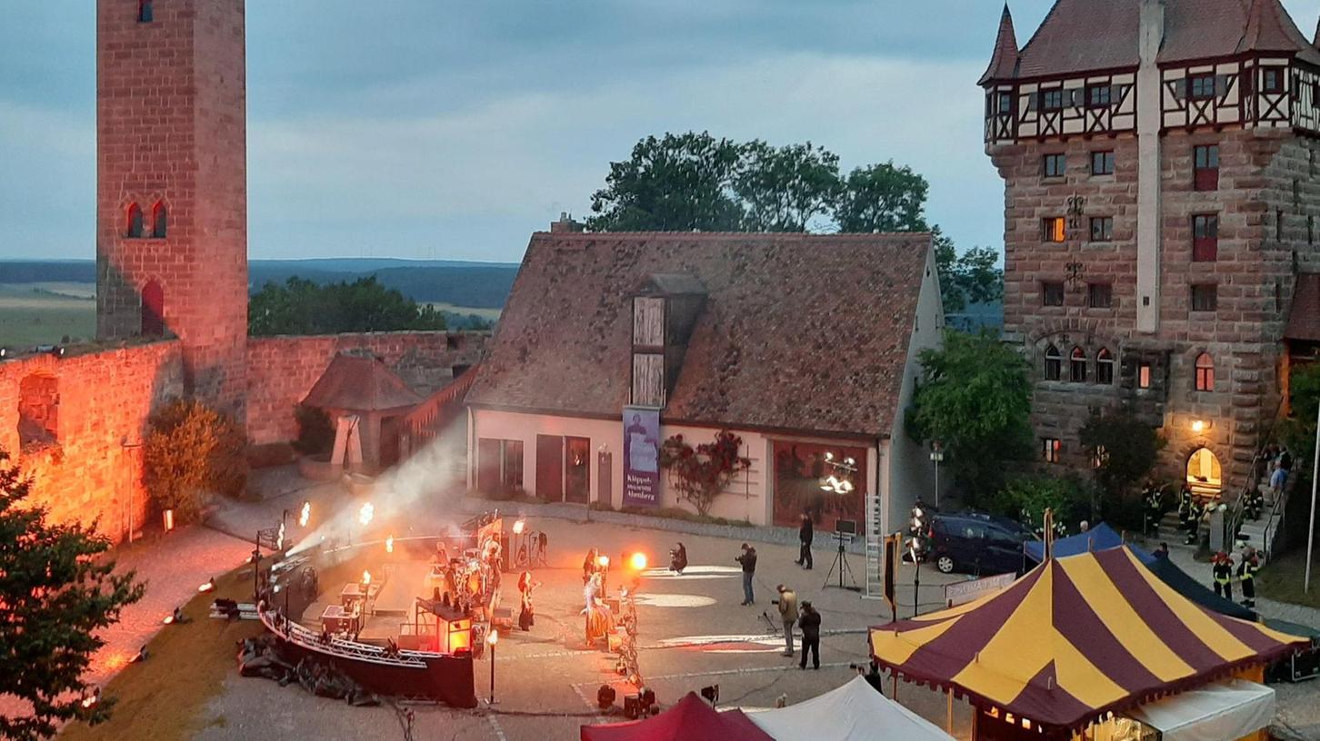 "Feuerschwanz" haben ihr Online-Konzert vor einigen Tagen auf Burg Abenberg aufgezeichnet.