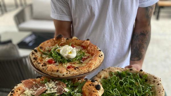 Lausbub ist Neapel. Hier wird Pizza geliebt und verehrt. Ausgewählte Zutaten und genussvolle Kreationen. Und das schmeckt den Gästen - die, die Pizzeria mit 363 Stimmen auf Platz vier voteten. Highlight: Der Sommergarten lädt zum Kurzurlaub ein. Wer sich selbst davon überzeugen will, schaut am besten bei den Lausbuben Am Ostbahnhof 8 vorbei.