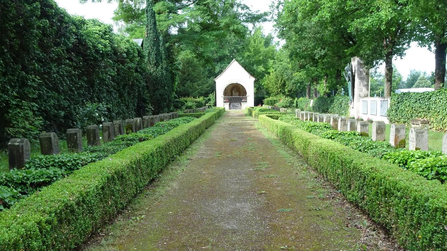 Die „Gräber“ auf dem Heldenfriedhof sind nur Gedenksteine. Allerdings sind in der Kapelle (hinten) fünf Kriegsopfer bestattet.