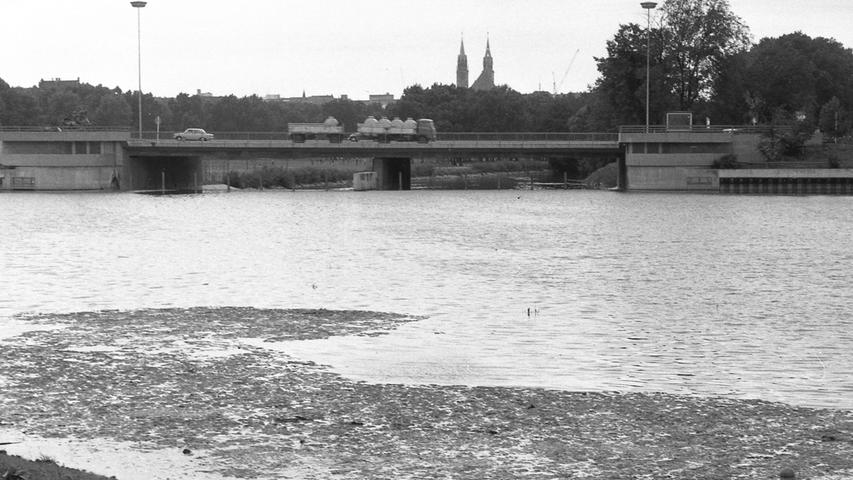 So sieht es am Wöhrder See aus: die Uferstreifen versanden. Hier geht es zum Kalenderblatt vom 1. Juli 1970: Es riecht der See…