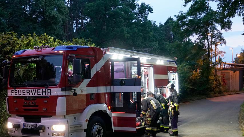 Brand in leerstehendem Gebäude: Feuerwehr rückt in Nürnberg an