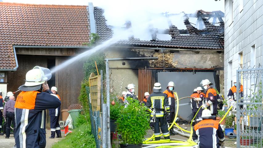 Riesige Rauchwolken über Neudorf: Scheune stand in Flammen