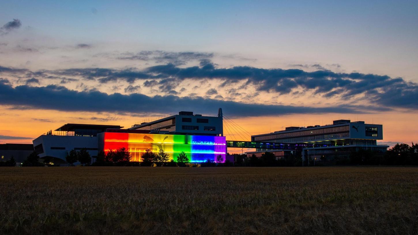 Pride-Monat: Puma beleuchtet Fassade in Regenbogenfarben