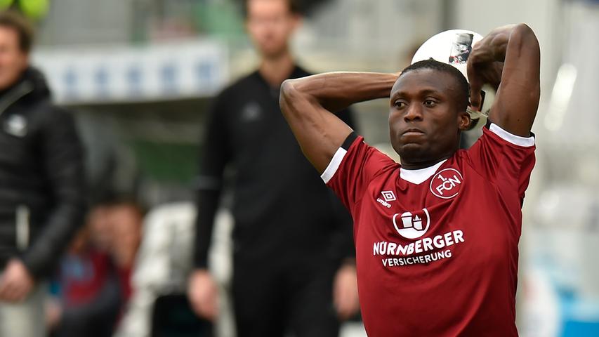 Constant Djakpa wechselte im Januar 2017 in die Noris. Der Nationalspieler von der Elfenbeinküste blieb insgesamt ein halbes Jahr beim Club und lief elfmal für Nürnbergs Herz- und Schmerzverein im Unterhaus auf. Dass sich viele Fans einen Verbleib des ausgebufften, meist geschickt agierenden Außenverteidigers in Nürnberg gewünscht hätten, ist hinterlegt. Und hing nicht nur mit den herrlichen Salti zusammen, mit denen Djakpa Torerfolge der Kollegen gewöhnlich zu feiern pflegte. Zuletzt betätigte sich der Routinier fußballartistisch bei Hessen Dreieich. Constant Djakpa wechselte im Januar 2017 in die Noris. Der Nationalspieler von der Elfenbeinküste blieb insgesamt ein halbes Jahr beim Club und lief elfmal für Nürnbergs Herz- und Schmerzverein im Unterhaus auf. Dass sich viele Fans einen Verbleib des ausgebufften, meist geschickt agierenden Außenverteidigers in Nürnberg gewünscht hätten, ist hinterlegt. Und hing nicht nur mit den herrlichen Salti zusammen, mit denen Djakpa Torerfolge der Kollegen gewöhnlich zu feiern pflegte. Zuletzt betätigte sich der Routinier fußballartistisch bei Hessen Dreieich.