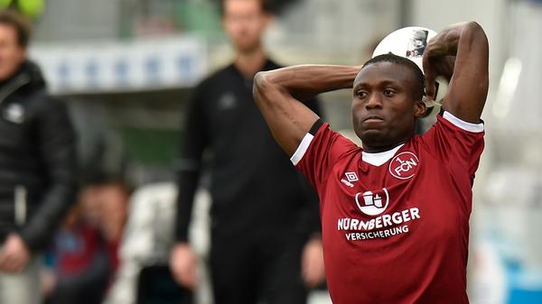 Constant Djakpa wechselte im Januar 2017 in die Noris. Der Nationalspieler von der Elfenbeinküste blieb insgesamt ein halbes Jahr beim Club und lief elfmal für Nürnbergs Herz- und Schmerzverein im Unterhaus auf. Dass sich viele Fans einen Verbleib des ausgebufften, meist geschickt agierenden Außenverteidigers in Nürnberg gewünscht hätten, ist hinterlegt. Und hing nicht nur mit den herrlichen Salti zusammen, mit denen Djakpa Torerfolge der Kollegen gewöhnlich zu feiern pflegte. Zuletzt betätigte sich der Routinier fußballartistisch bei Hessen Dreieich.