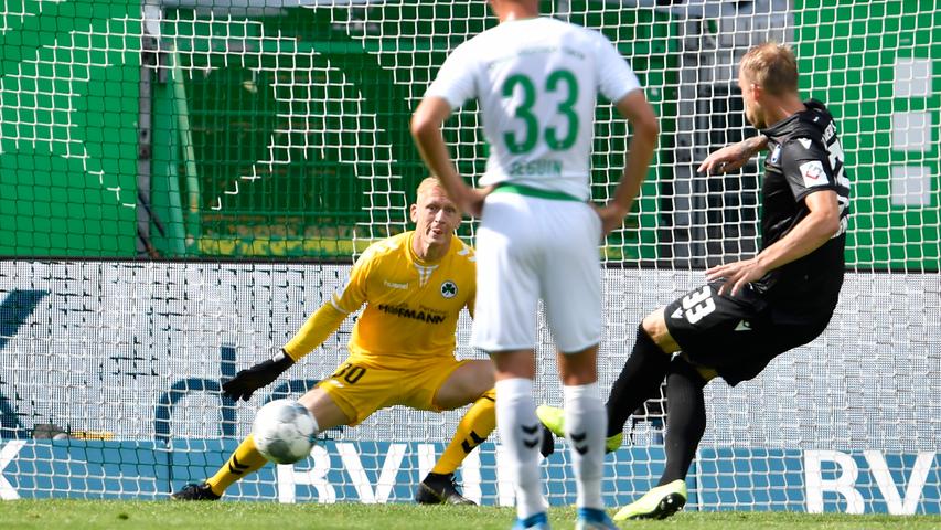 Um kurz vor 17 Uhr beginnt schließlich Nürnbergs Albtraum, innerhalb weniger Minuten egalisiert Kiels Lauberbach an der Förde, Philipp Hofmann verwandelt einen Elfmeter zur Führung. Der Club spielt remis, Karlsruhe gewinnt, der Club muss in die Relegation, Karlsruhe angelt sich Platz 15.