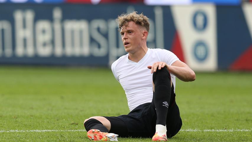 Karlsruhe in Fürth, Nürnberg in Kiel: Gewinnt der Club gegen die Störche, sichert er sich den Klassenerhalt, in allen anderen Fällen darf der badische Konkurrent nicht gegen den ungebliebten Nachbar aus Fürth gewinnen. Doch es kommt, wie es nicht kommen sollte - und das trotz einer vielversprechenden Anfangsphase. Beide fränkischen Teams gehen nach wenigen Zeigerumdrehungen in Führung, zwischenzeitlich gleicht der KSC aus, doch die Keller-Elf führt bekanntlich - noch...
Karlsruhe in Fürth, Nürnberg in Kiel: Gewinnt der Club gegen die Störche, sichert er sich den Klassenerhalt, in allen anderen Fällen darf der badische Konkurrent nicht gegen den ungebliebten Nachbar aus Fürth gewinnen. Doch es kommt, wie es nicht kommen sollte - und das trotz einer vielversprechenden Anfangsphase. Beide fränkischen Teams gehen nach wenigen Zeigerumdrehungen in Führung, zwischenzeitlich gleicht der KSC aus, doch die Keller-Elf führt bekanntlich - noch...
