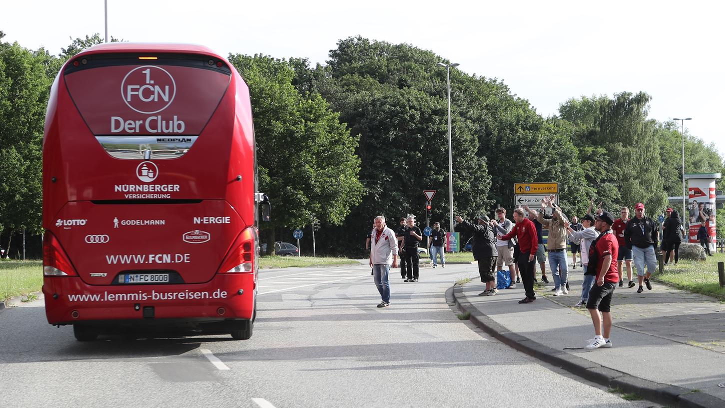 Der Teambus des FCN verlässt in Kiel das Stadiongelände - und einige hartgesottene Fans, die die Reise in den hohen Norden mit angetreten hatten, quittieren das mit hämischem Applaus.