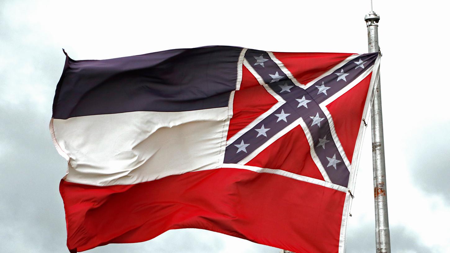 Die Flagge von Mississippi zeigt 13 weiße Sterne auf zwei blauen, weiß umrandeten diagonalen Streifen auf rotem Grund. Nun wird sie in ihrer derzeitigen Form abgeschafft.