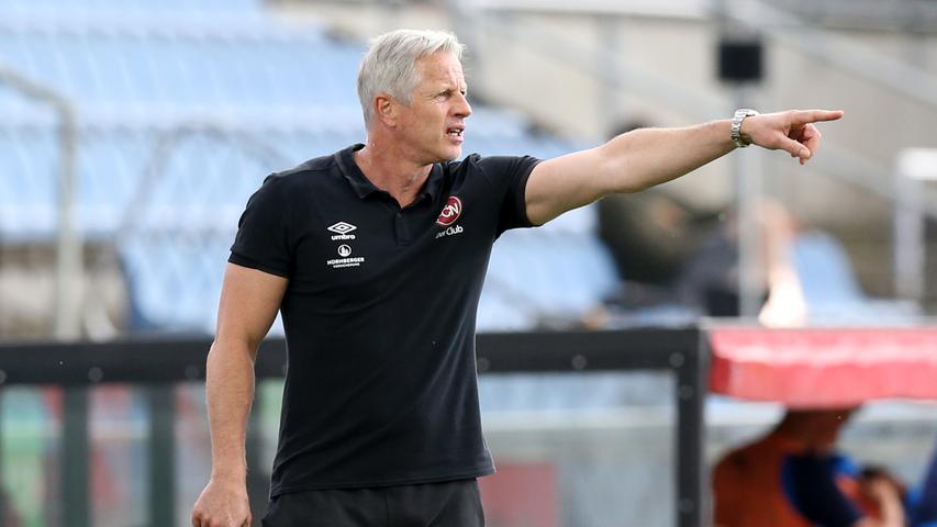 Am 13. November 2019 trat Jens Keller seinen Dienst am Valznerweiher an. Der gebürtige Stuttgarter war zuvor schon beim FC Ingolstadt, bei Union Berlin und beim FC Schalke als Trainer aktiv. Stabilisieren konnte er den Club nicht, letztlich ging es für den Altmeister in die Relegation. Noch vor den Duellen mit Ingolstadt musste Keller in Nürnberg die Segel streichen, für die beiden Entscheidungsspiele um den Klassenerhalt übernahm Interimstrainer Wiesinger mit Assistent Mintal die Führung. Am 13. November 2019 trat Jens Keller seinen Dienst am Valznerweiher an. Der gebürtige Stuttgarter war zuvor schon beim FC Ingolstadt, bei Union Berlin und beim FC Schalke als Trainer aktiv. Stabilisieren konnte er den Club nicht, letztlich ging es für den Altmeister in die Relegation. Noch vor den Duellen mit Ingolstadt musste Keller in Nürnberg die Segel streichen, für die beiden Entscheidungsspiele um den Klassenerhalt übernahm Interimstrainer Wiesinger mit Assistent Mintal die Führung.