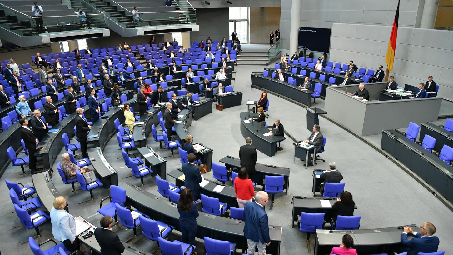 Die Abstimmung bei der Sondersitzung des Deutschen Bundestages zur geplanten Absenkung der Mehrwertsteuer.