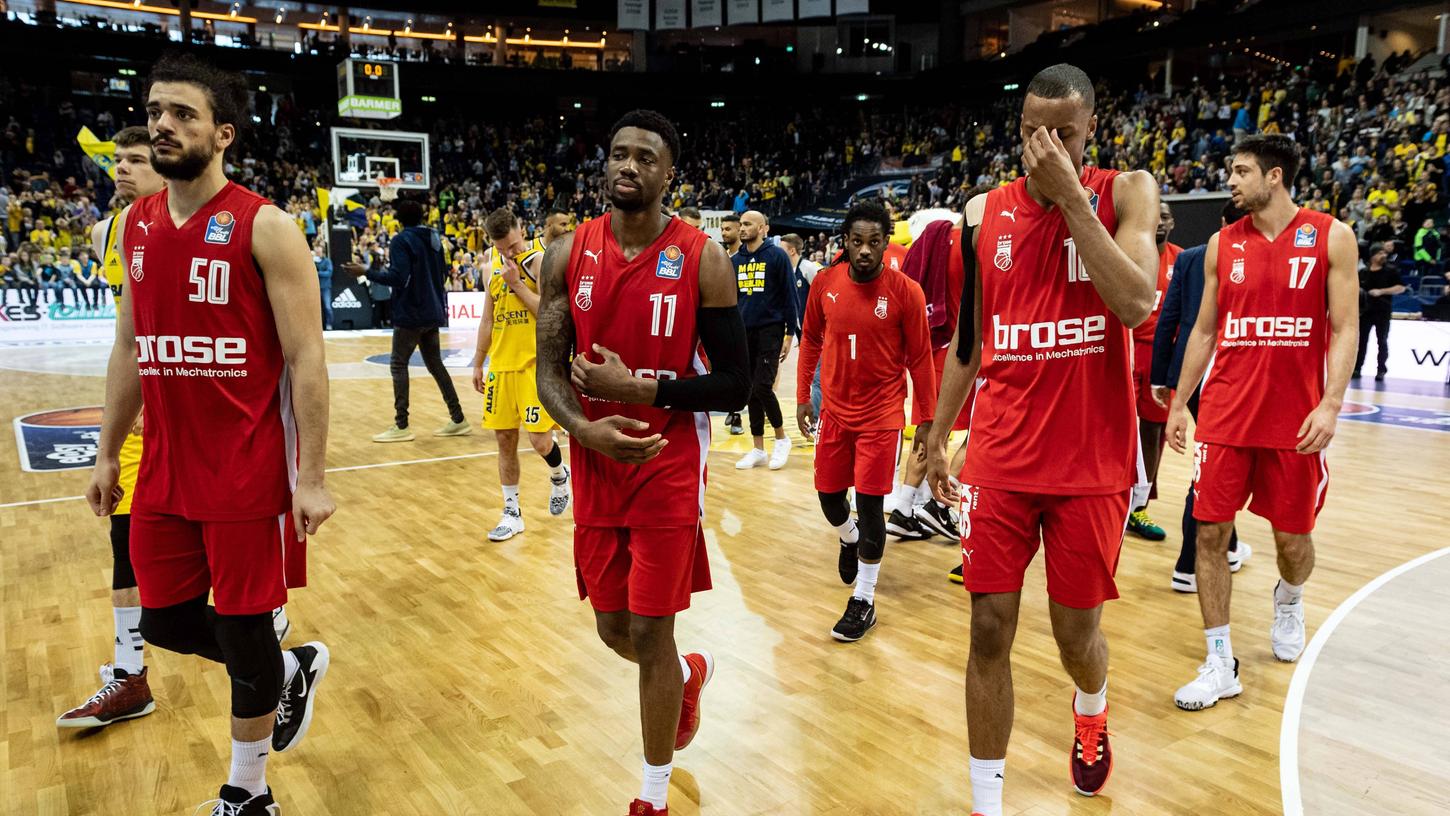 Louis Olinde (r.), sagt Tschüss zu Brose Bamberg.