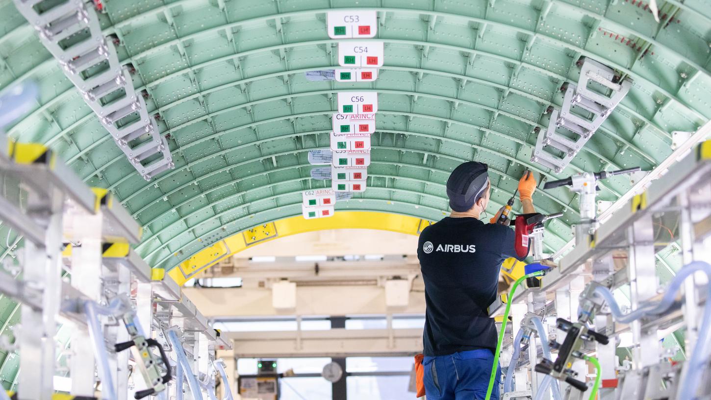 Ein Airbus-Techniker arbeitet in einem Rumpfsegment in der Strukturmontage der Airbus A320-Familie in Hangar 245 im Airbus Werk in Hamburg-Finkenwerder.