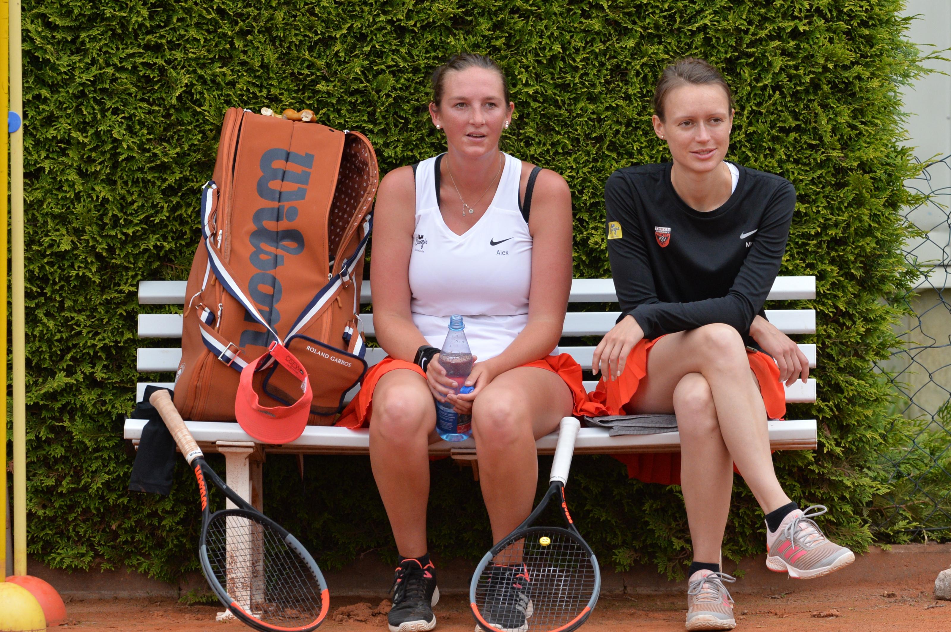Melanie Renner (re.) erfüllte ihre Rolle als Glücksbringerin in den Pausen auf der Bank bei Kiesl tadellos, dürfte aber mit ihrer eigenen Leistung nicht zufrieden gewesen sein.