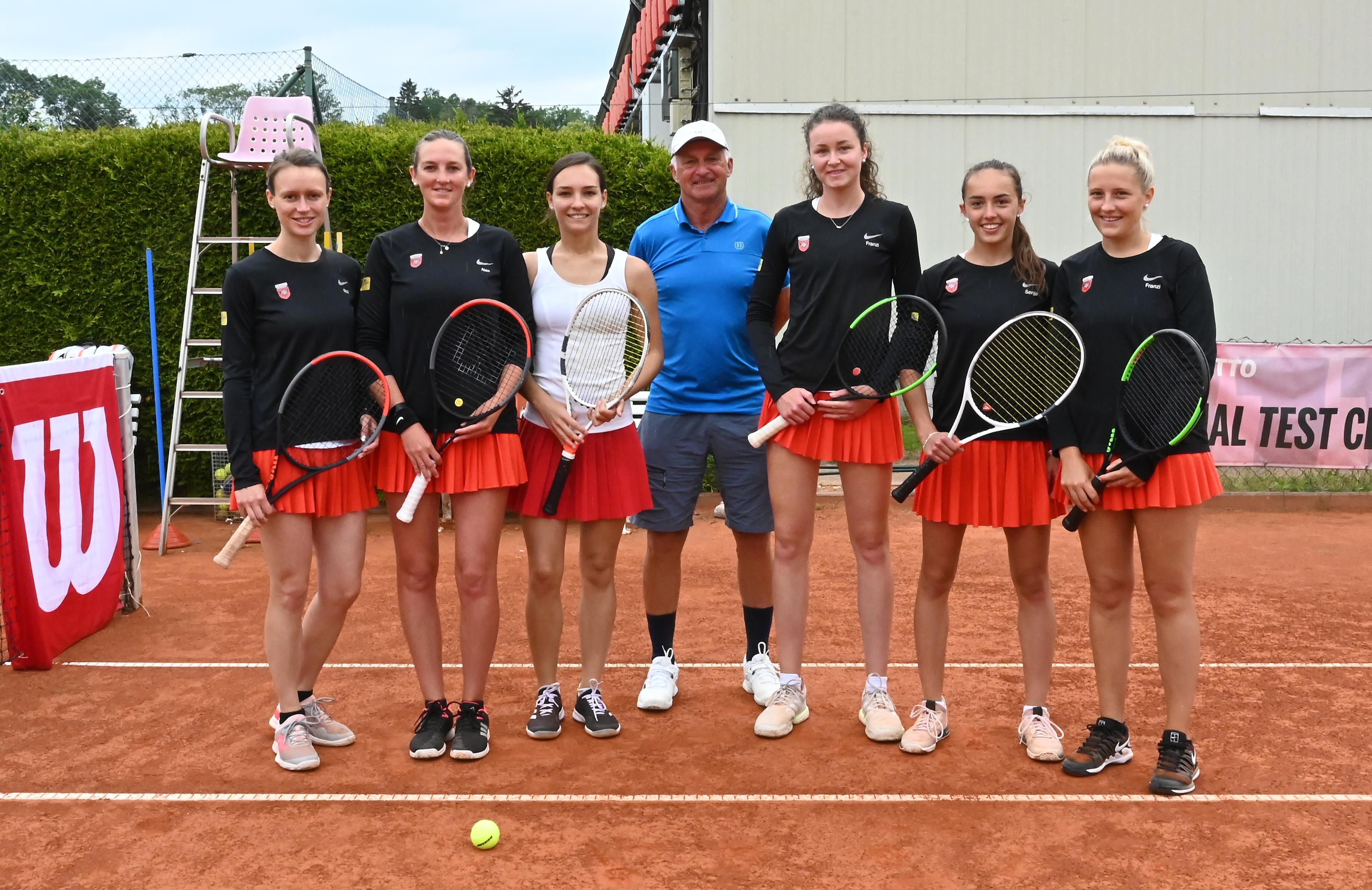 Das junge Aufgebot (v.li.) besteht durchweg aus Eigengewächsen, die Trainer Walter Otto (mitte) schon seit dem Kindergartenalter betreut: Melanie Renner, Alexandra Kiesl, Marie-Celine Dohle, Franziska Lerzer, Sanja Licinar, Franziska Bräunlich.