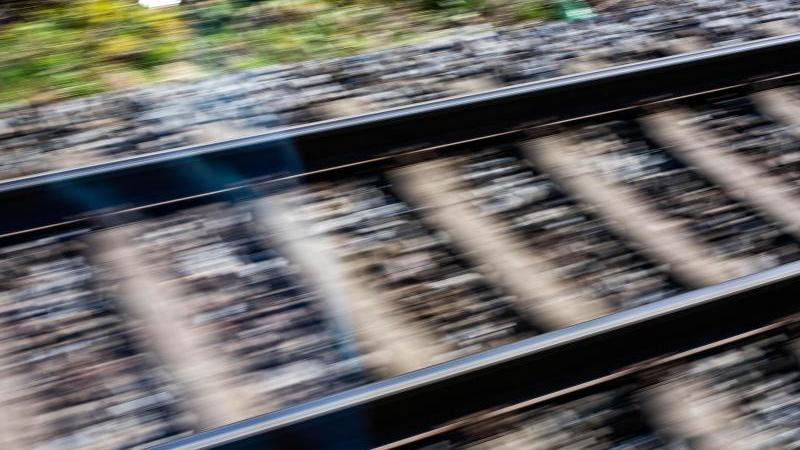 Gemusterte Decke im Gleisbereich sorgt für Feuerwehreinsatz Gemusterte Decke im Gleisbereich sorgt für Feuerwehreinsatz