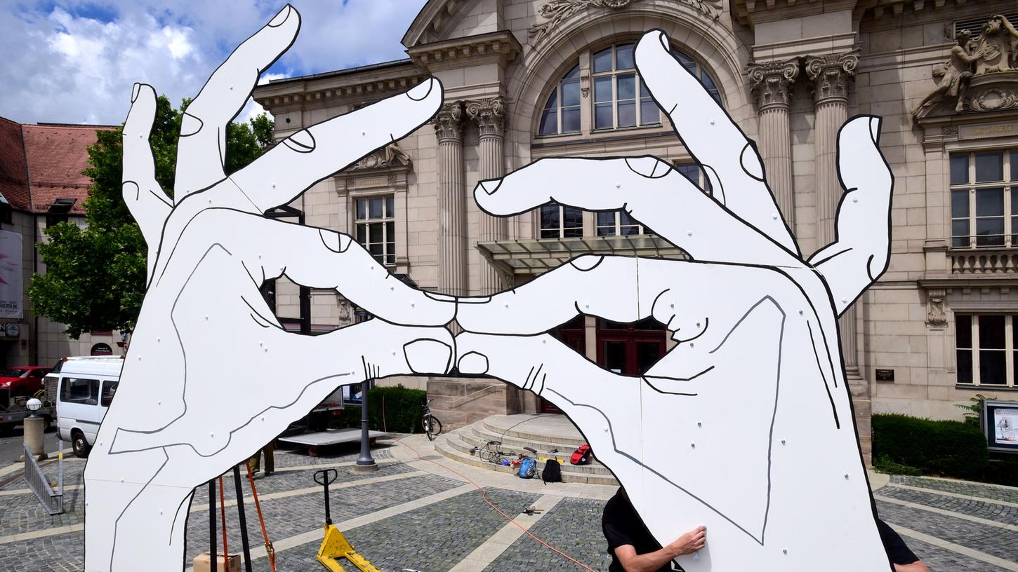 Seit kurzem geben die beiden Hände vor dem Stadttheater einen eindeutigen Fingerzeig: Der Literatur-Parcours, den sich die Künstlerin Sascha Banck ausgedacht hat, entstand in Kooperation mit dem Fürther Kulturamt.