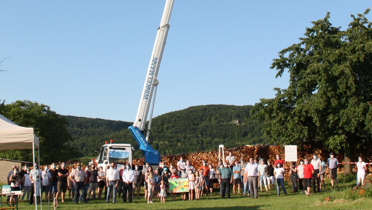 Rund 90 Unterstützer der Bürgerinitiative haben sich am Feld bei Dietzhof getroffen. Ein Kranwagen zeigte eindrucksvoll, wie hoch der geplante Mobilfunkmast wäre.