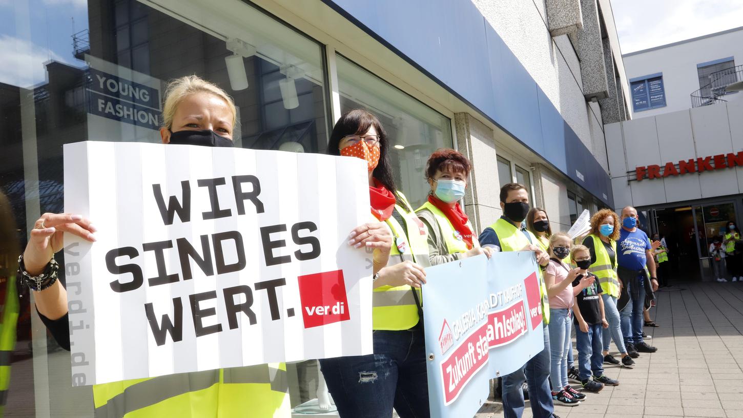 Am Montag in Nürnberg-Langwasser: Beschäftigte schützen "ihren" Karstadt mit einer Menschenkette. Am Dienstagvormittag findet eine ähnliche Aktion vor dem Kaufhaus in der City statt.
