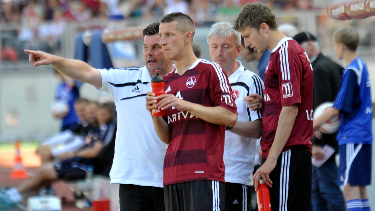 "Da lang!" - Beim letzten Heimspiel der Saison 2010/11 gegen Hoffenheim wurde Marek Mintal verabschiedet. 