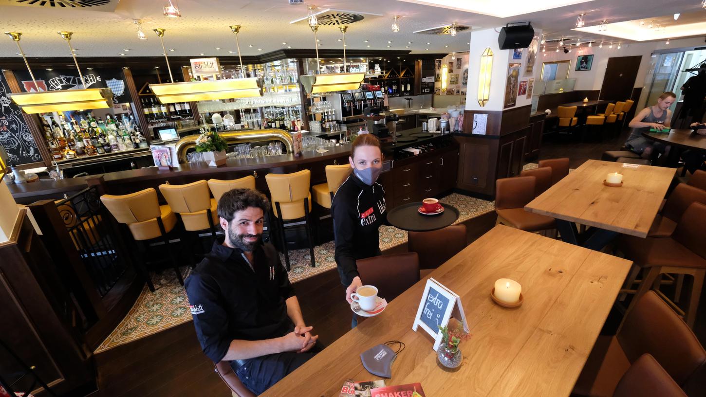 Nuno Costa, Mitglied der CE Franchise GmbH, genießt seinen Kaffee im brandneuen "Cafe Extrablatt".