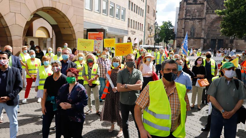 Nürnberger Karstadt-Angestellte protestierten mit Menschenkette