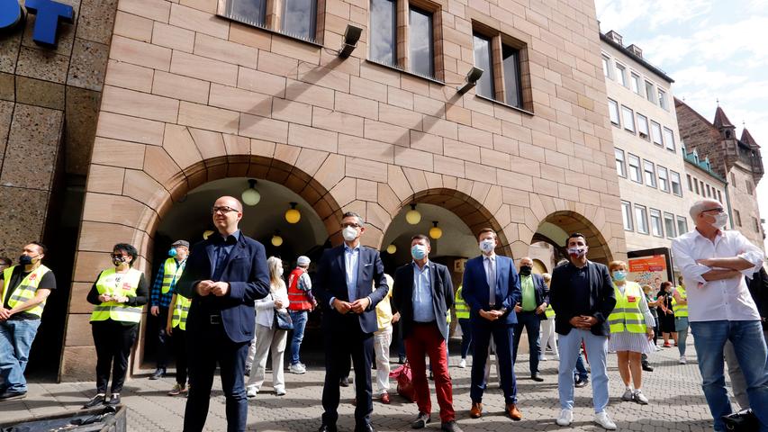 Nürnberger Karstadt-Angestellte protestierten mit Menschenkette