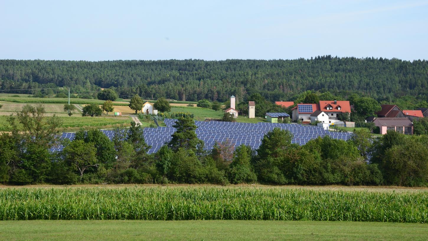 Die Photovoltaik-Freiflächenanlage in Eschlipp liefert seit zehn Jahren Sonnenstrom für die Kundinnen und Kunden der Stadtwerke Ebermannstadt.