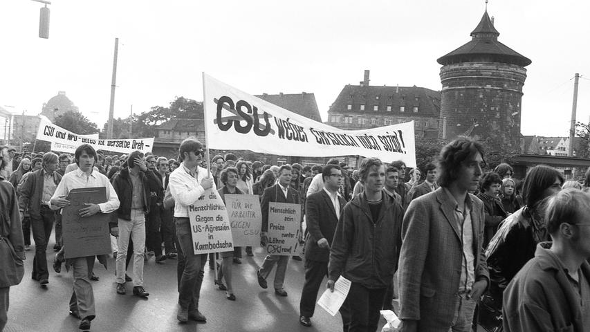 Gegen CSU und Strauß protestierten 300 Jugendliche (links). – Polizei (rechts) brauchte nicht einzugreifen: alles verlief friedlich. Hier geht es zum Kalenderblatt vom 4. Juli 1970: Drei rohe Eier als Protest gegen CSU.