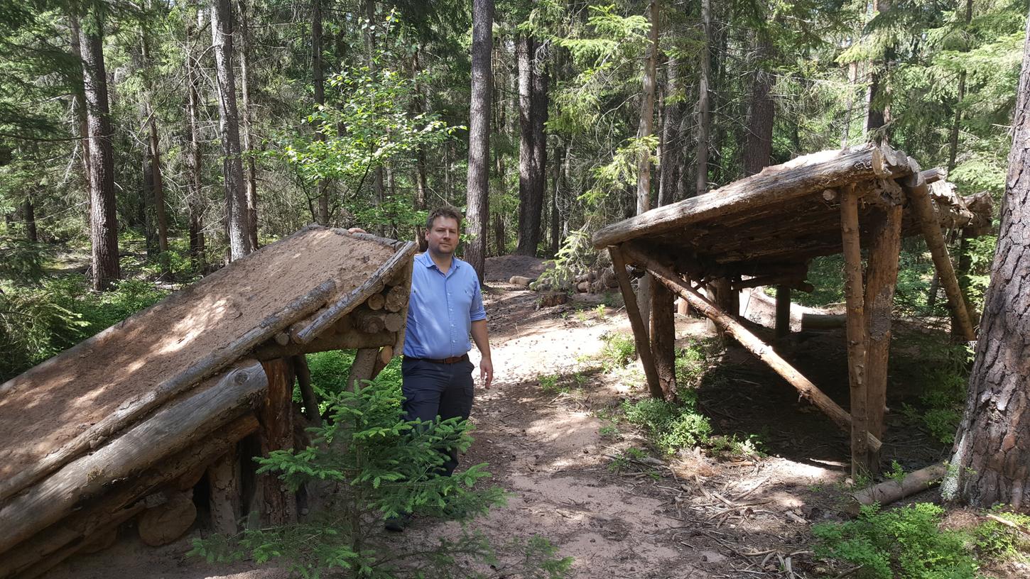 Johannes Wurm, Leiter des Forstbetriebs Nürnberg, hat im Reichswald am Schmausenbuck zahlreiche Schanzen von Mountainbikern entdeckt. Nach dem Abriss soll hier ein offizieller Bikepark entstehen.