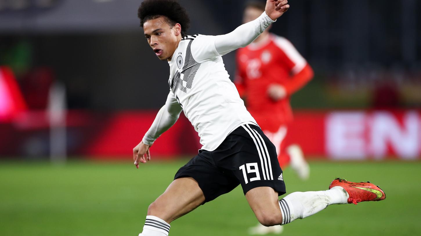 Ein weiterer deutscher Nationalspieler schließt sich dem Rekordmeister an: Leroy Sané unterschreibt bis 2025 beim FC Bayern. Ein weiterer deutscher Nationalspieler schließt sich dem Rekordmeister an: Leroy Sané unterschreibt bis 2025 beim FC Bayern.