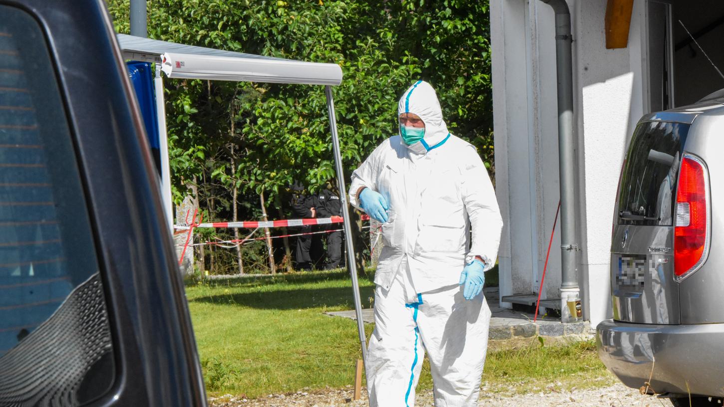 Am Montagvormittag wurden die zwei Leichen in einem Einfamilienhaus im Schwandorfer Ortsteil Büchenkühn entdeckt. Die Kripo Amberg geht davon aus, dass die Hausbewohnerin und ihr Lebensgefährte getötet wurden.