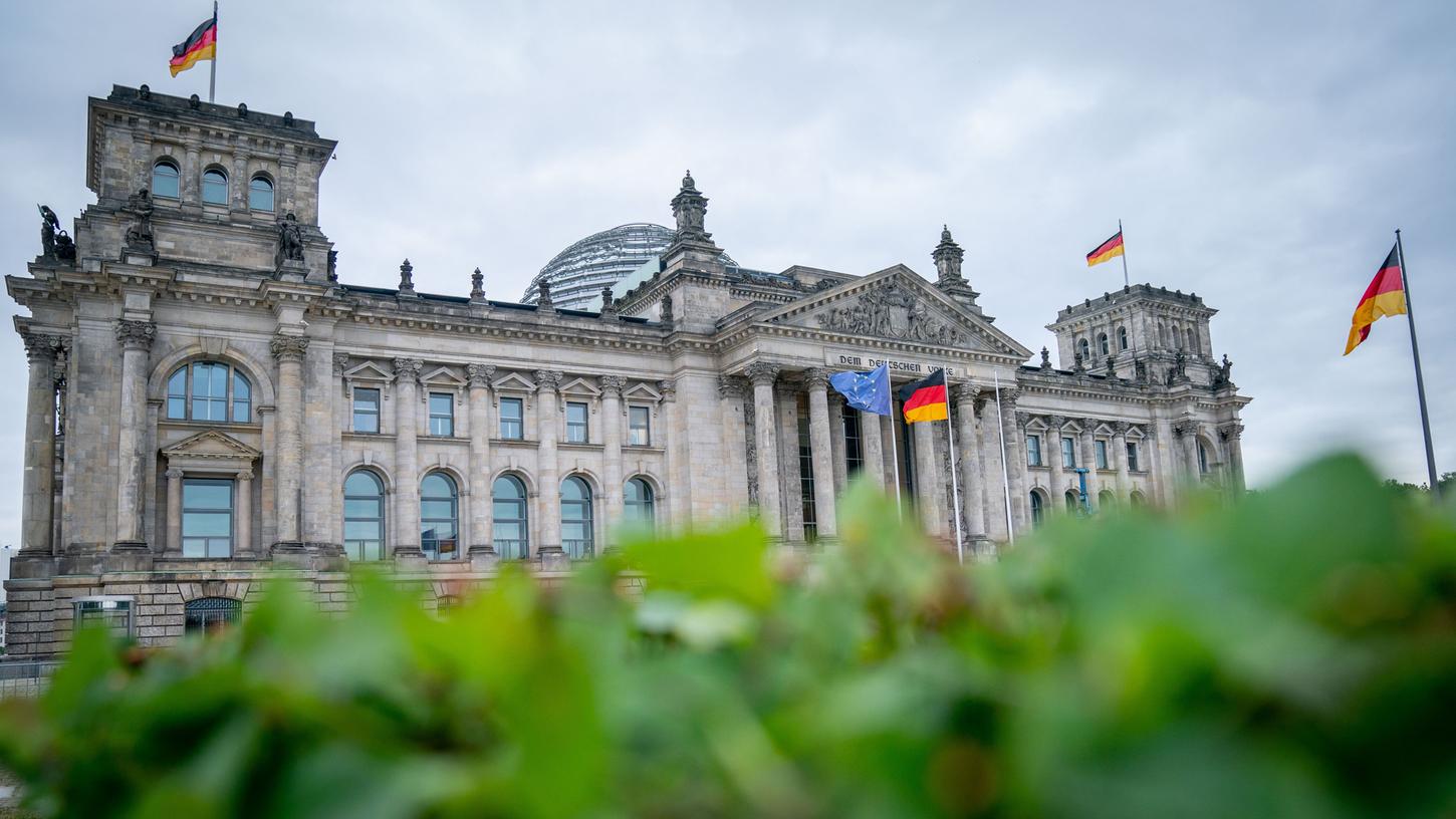 Die Deutschland- und die Europaflagge wehen am Morgen vor dem Reichstagsgebäude im Wind. Deutschland übernimmt ab dem 1. Juli 2020 für ein halbes Jahr die EU-Ratspräsidentschaft. 