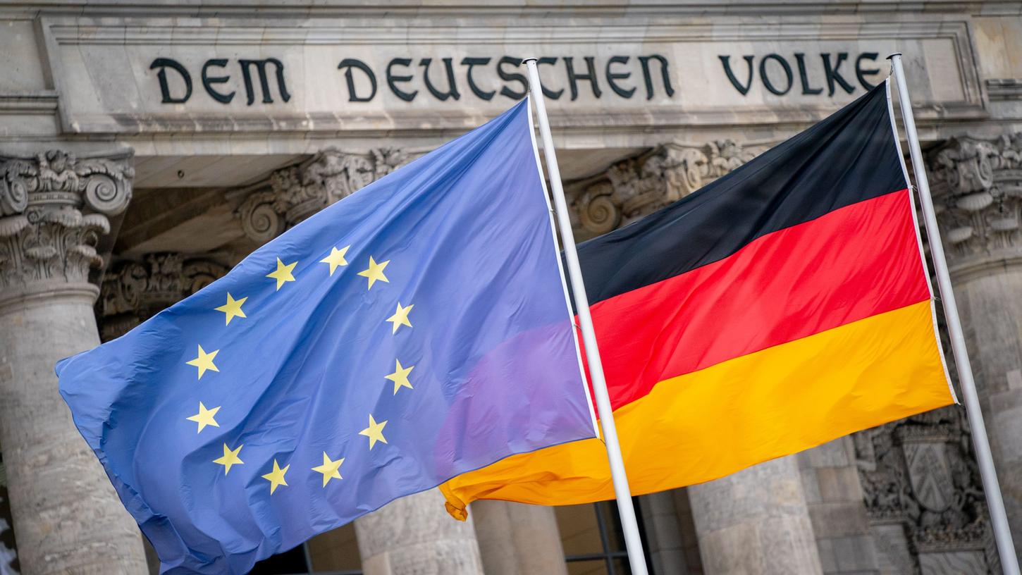 Die Deutschland- und die Europaflagge wehen vor dem Reichstagsgebäude im Wind.: Deutschland übernimmt ab 1. Juli 2020 für ein halbes Jahr die EU-Ratspräsidentschaft.