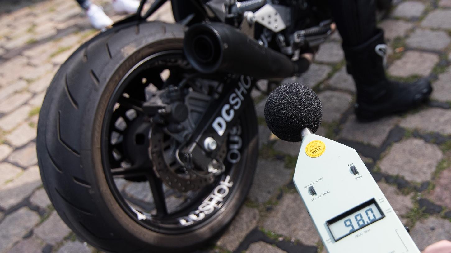Ein Mitarbeiter des TÜV kontrolliert bei einer Infoveranstaltung zum Start der Motorradsaison die Lautstärke eines Auspuffs. Der ADAC lehnt Forderungen der Bundesländer nach zeitlich beschränkten Motorrad-Fahrverboten an Sonn- und Feiertagen aus Gründen des Lärmschutzes ab.