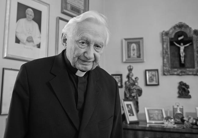 Georg Ratzinger, früherer Regensburger Domkapellmeister, Leiter der Regensburger Domspatzen, und Bruder des emeritierten Papstes Bendikt XVI, starb am 1. Juli 2020 und wurde 96 Jahre alt.