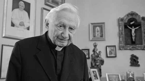 Georg Ratzinger, früherer Regensburger Domkapellmeister, Leiter der Regensburger Domspatzen, und Bruder des emeritierten Papstes Bendikt XVI, starb am 1. Juli 2020 und wurde 96 Jahre alt.