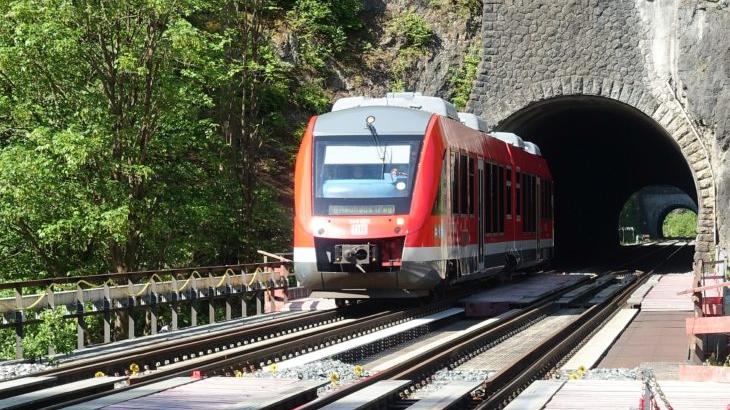 Für eine Elektrifizierung der Bahnstrecke durch das Pegnitztal müssen auch einige Eisenbahntunnel aufgeweitet werden.