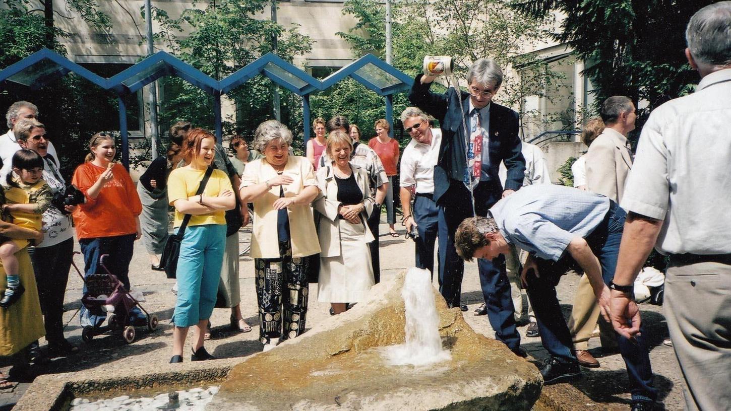 Eine der vielen besonderen Begegnungen fand 2001 statt, im Jahr der Tausendjahrfeier Herzogenaurachs. Damals wurden die Freunde aus Frankreich sogar mit Herzogenauracher Wasser getauft – vom damaligen Freundeskreis-Vorsitzenden Erhard Wirth.