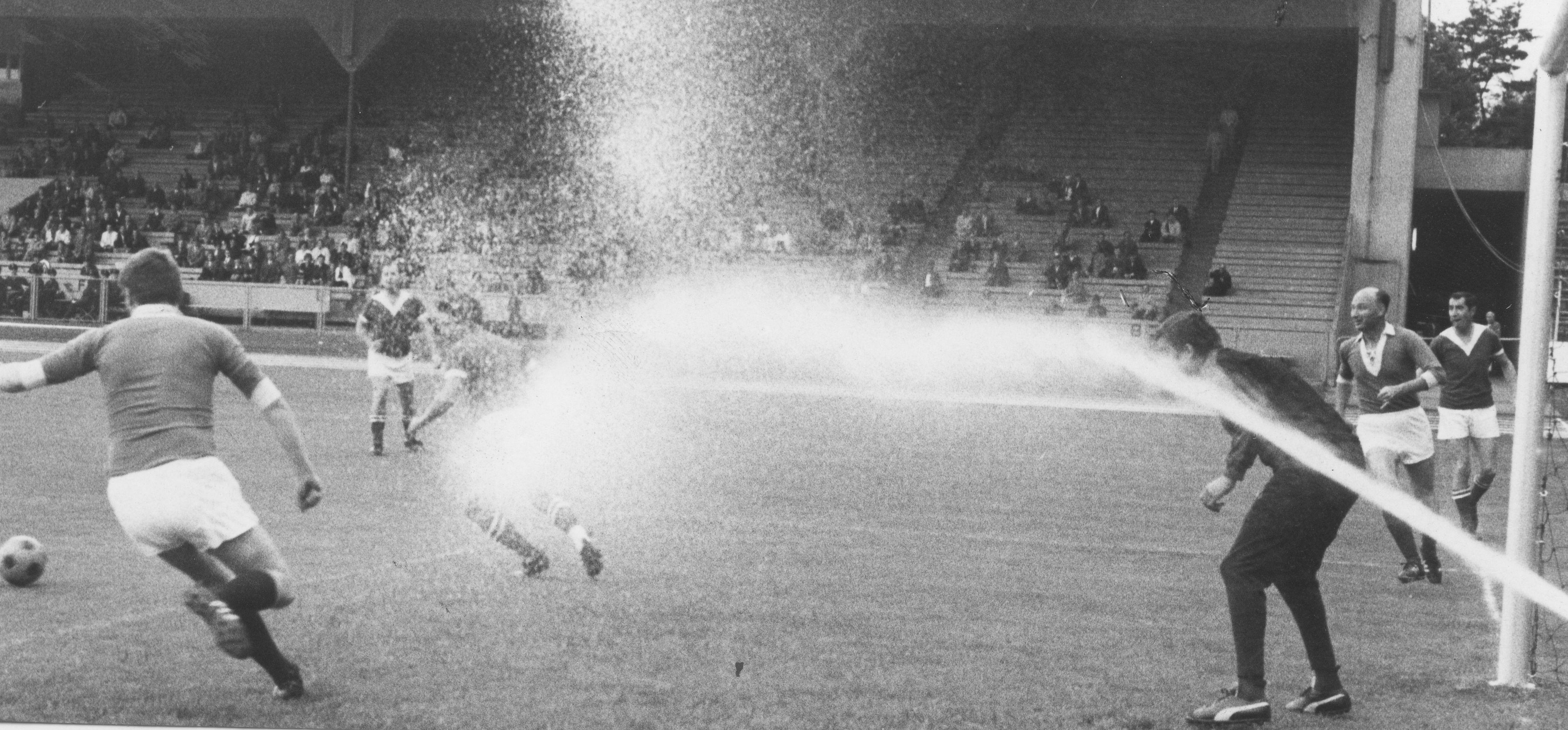 5. Juli 1970: Rote und Schwarze auf grünem Rasen 5. Juli 1970: Rote und Schwarze auf grünem Rasen
