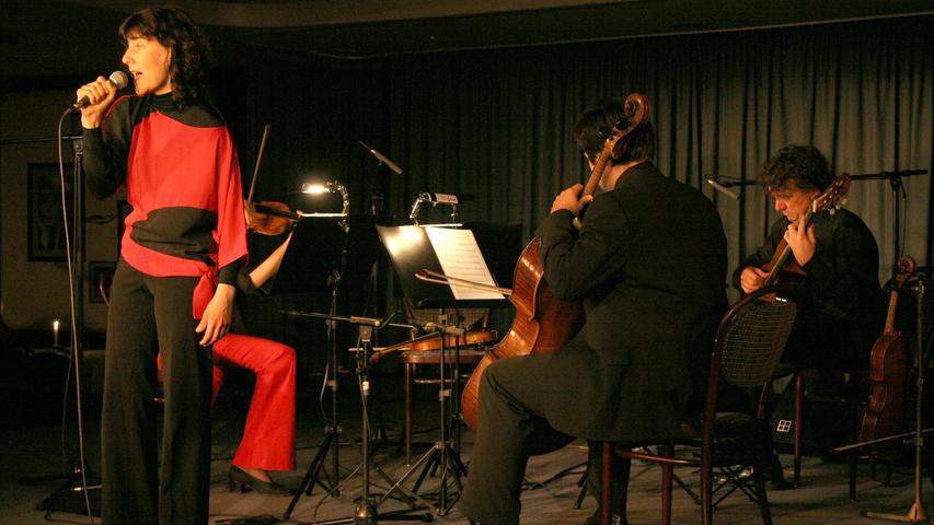 Ein Schwerpunkt bei „Kunst-Kultur-Karstadt“ war über die Jahre Weltmusik. Hier die Sängerin Andreia Moreiro, die 2005 mit dem Sabiá-Quartett im Karstadt-Café an der Nürnberger Lorenzkirche auftrat.