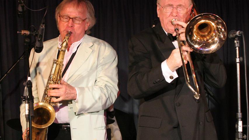 Zusammen mit Chris Barber (re.) trat Klaus Doldinger 2005 im Karstadt-Kultur-Café in Nürnberg auf.
Zusammen mit Chris Barber (re.) trat Klaus Doldinger 2005 im Karstadt-Kultur-Café in Nürnberg auf.
