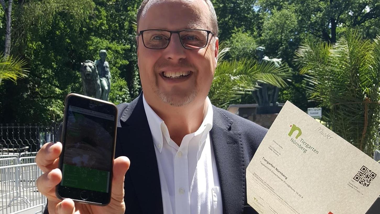 Nürnbergs Bürgermeister Christian Vogel (SPD) hat das Online-Ticketing für den Tiergarten freigeschaltet, indem er das erste Ticket per Handy gelöst hat.